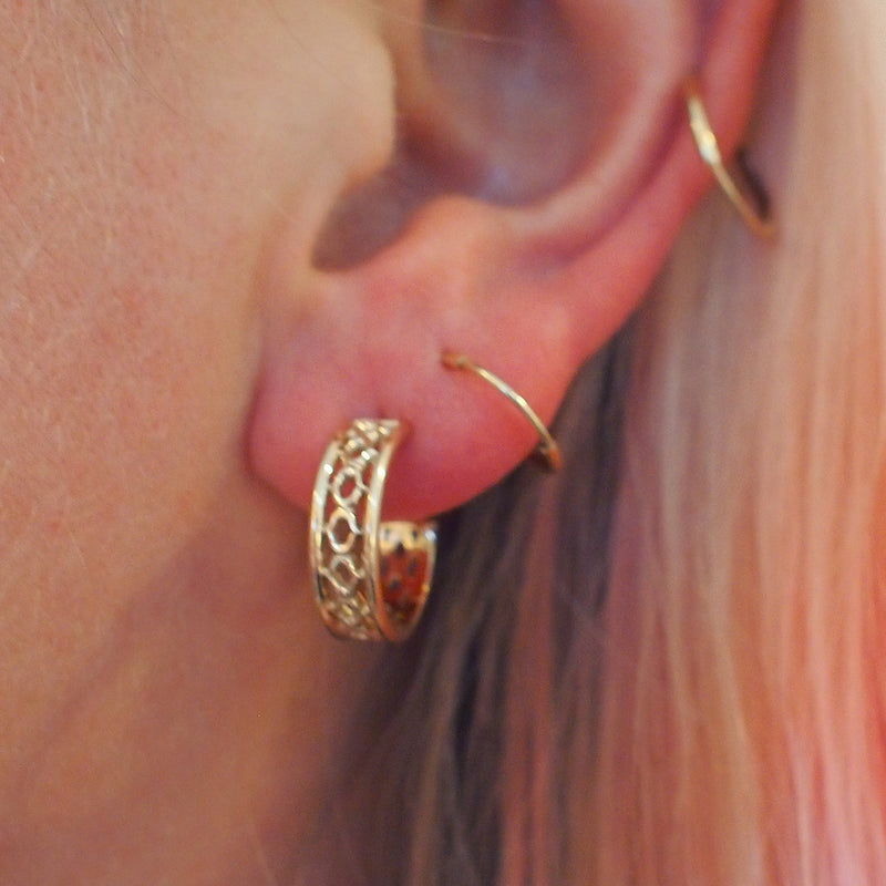 Kiss design small hoop earrings