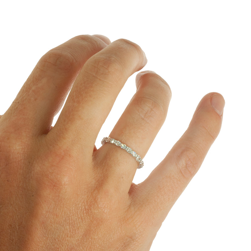 Alternating oval and round diamond shared prong ring