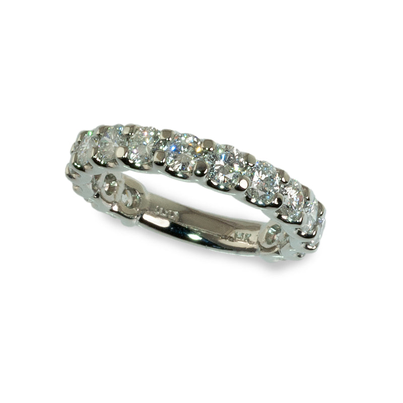 U-shaped shared prong diamond wedding ring